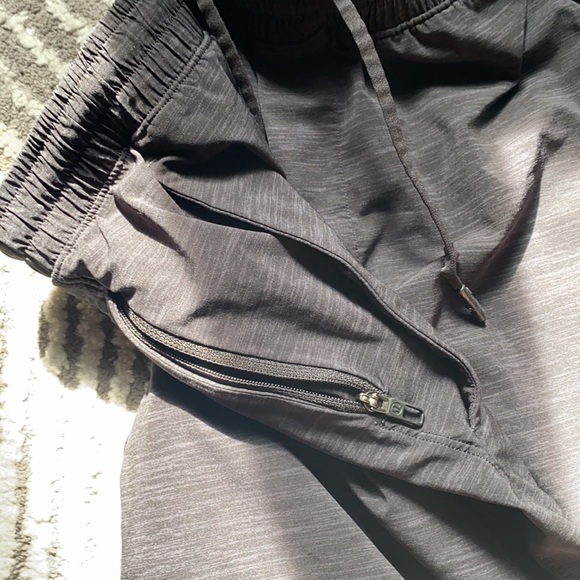 Men’s lululemon shorts - Picture 4 of 5
